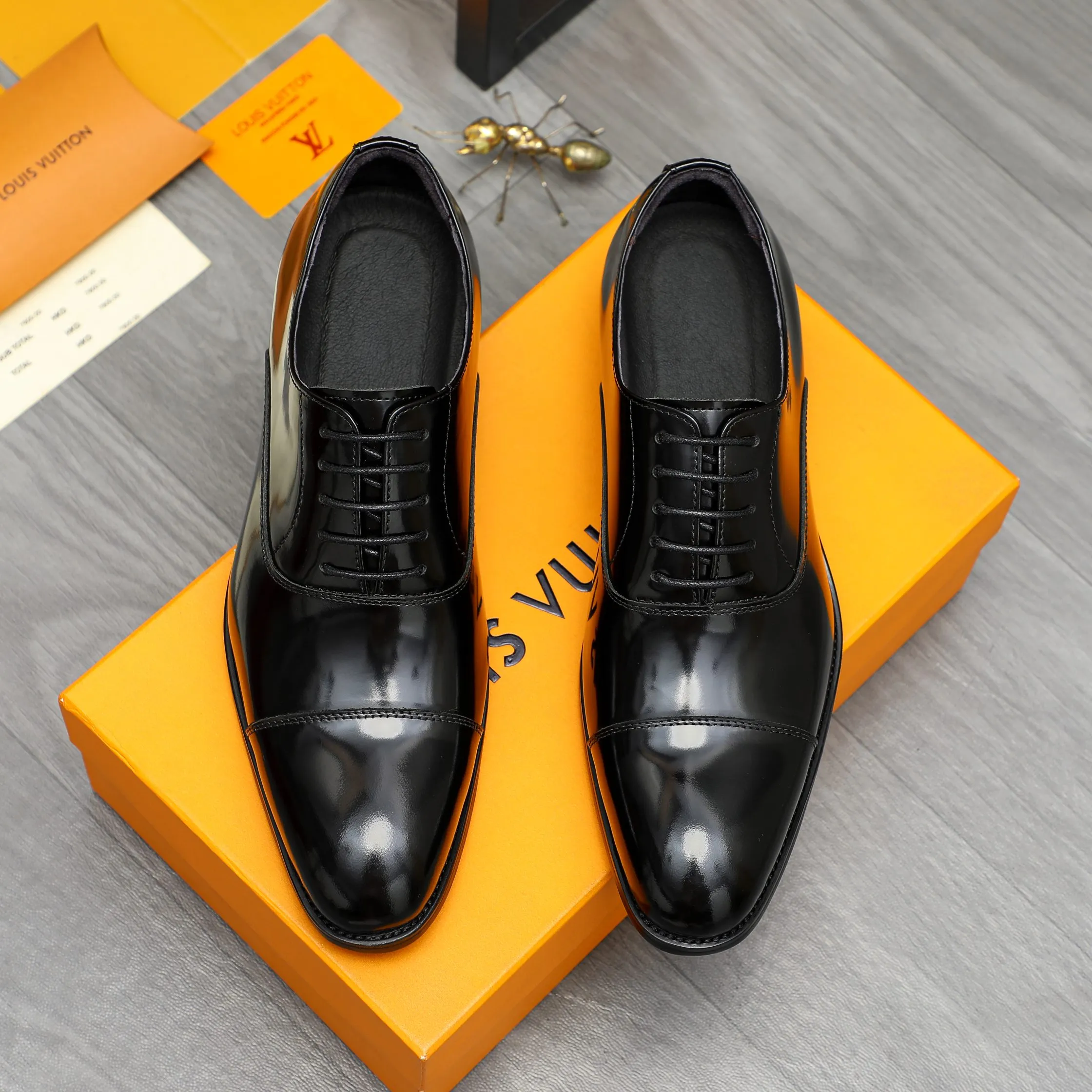 Men's shoes 💰560 Product trademark: LV "Louis Vuitton" business formal lace-up leather shoes Regular size: 37-46 Product materials: Selected high-quality pearlescent cowhide upper, pigskin lining, rubber outsole